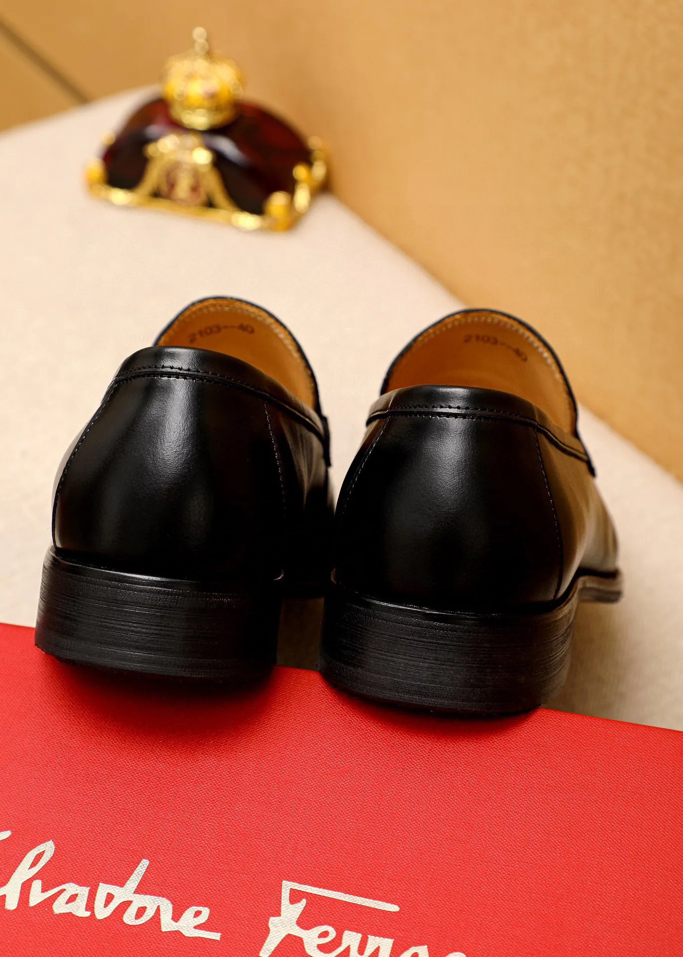 Men's shoes 💰460 💐 Product trademark: Ferragamo "Ferragamo" casual leather shoes Regular size: 38-44 (custom-made for 45🉑️) Product materials: Selected imported first-layer calfskin embossed upper + original hardware buckle, imported water-dyed cowhide leather lining. Strong three-dimensional visual effect, combined outsole Color: 2⃣️colors available